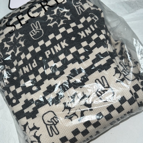 (M) Victoria’s Secret ✌🏽 Peace Sign PINK THERMAL PAJAMA ONESIE - Picture 6 of 9